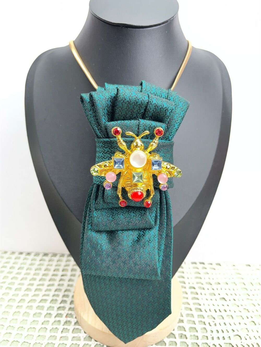 #507 Neck Tie Necklace Green With Bold Chunky Bee Brooch Vintage Necklace